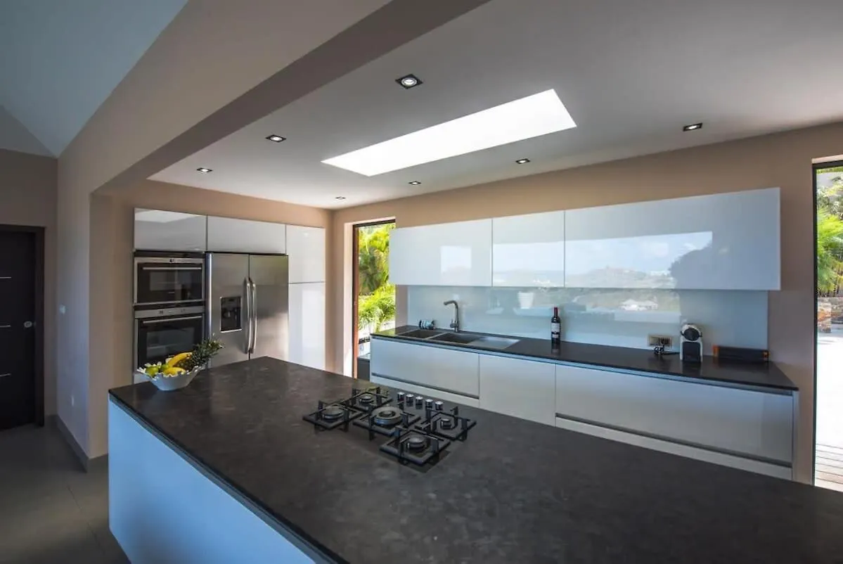 Serenity Villa Nestled Atop A Small Hill In Petit Cul De Sac 圣巴泰勒米